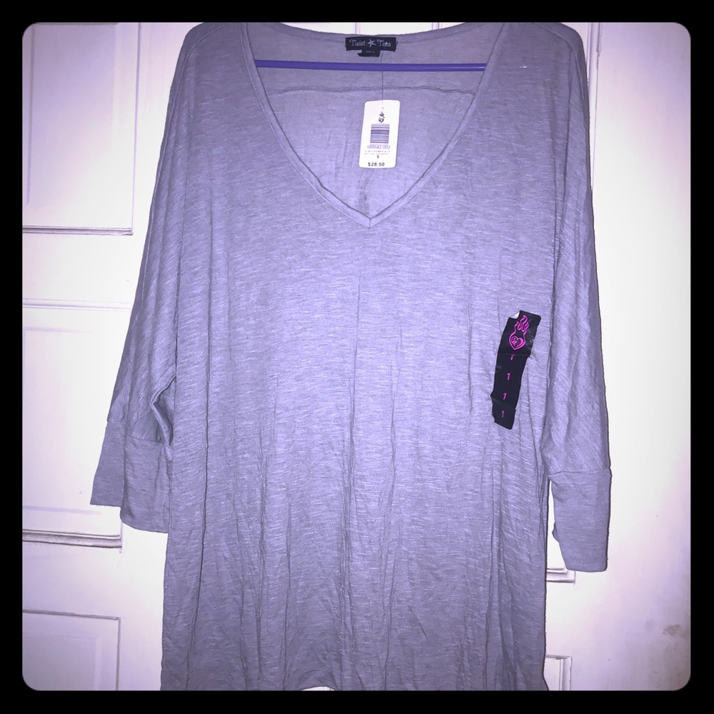 NWT Twist ⭐️ Tees gray blouse Torrid